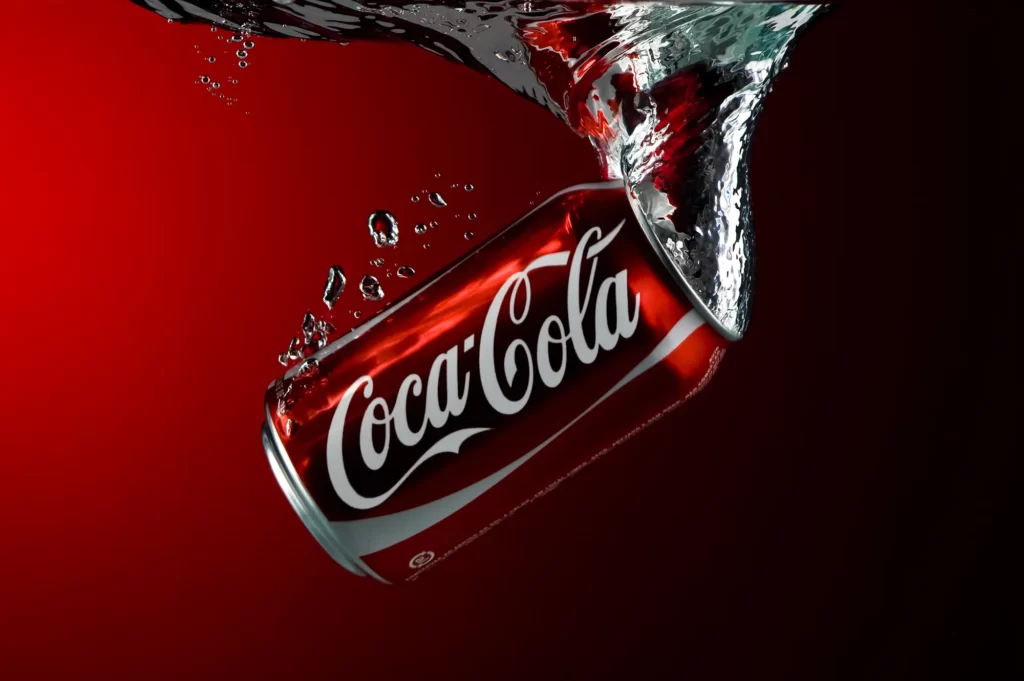 Coca Cola es una de las marcas más reconocidas y respetadas en todo el mundo. Desde su creación en 1886 por el farmacéutico John Pemberton en Atlanta, Georgia, la compañía ha experimentado una evolución impresionante y ha logrado consolidarse como un líder en el mercado de bebidas.